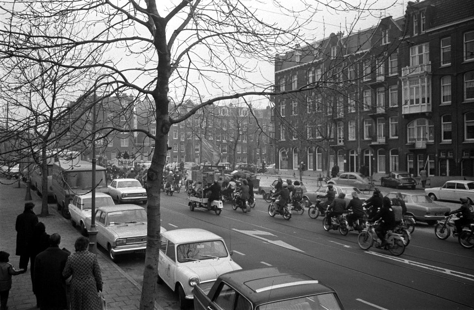 Demonstratie anti-bromfietsbelasting, Amsterdam, bromfietsers trekken door Amste, Bestanddeelnr 925-2076