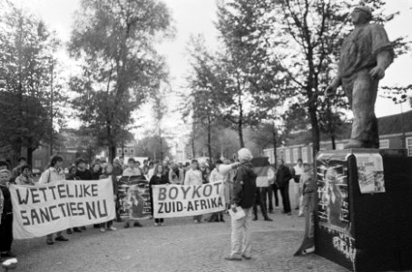 Demonstratie bij Dokwerker in Amsterdam tegen voorgenomen executie drie ANC lede, Bestanddeelnr 933-7514