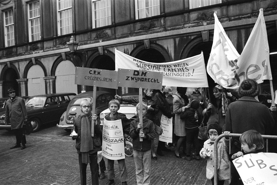 Demonstratie Dolle Mina tegen uitblijven creches op Binnenhof, Den Haag Doll, Bestanddeelnr 924-0212