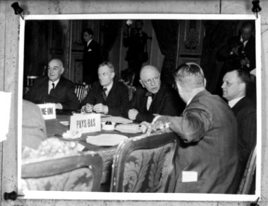 Delegaties der 5 landen bijeen te Parijs, Bestanddeelnr 903-1195