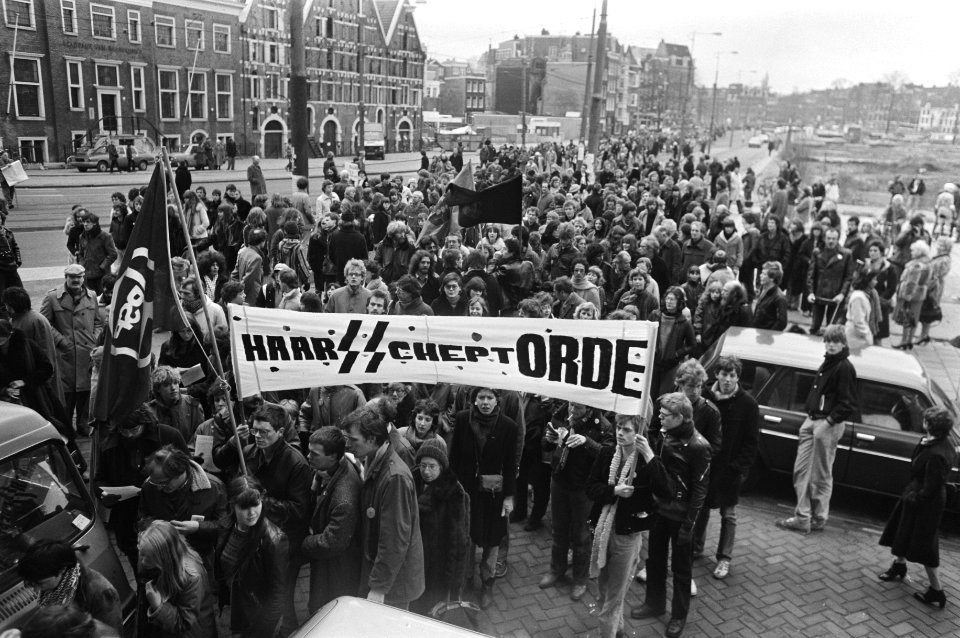 Demonstratie bij de Mozes en Aaronkerk in Amsterdam tegen het beleid ten aanzien, Bestanddeelnr 931-2816