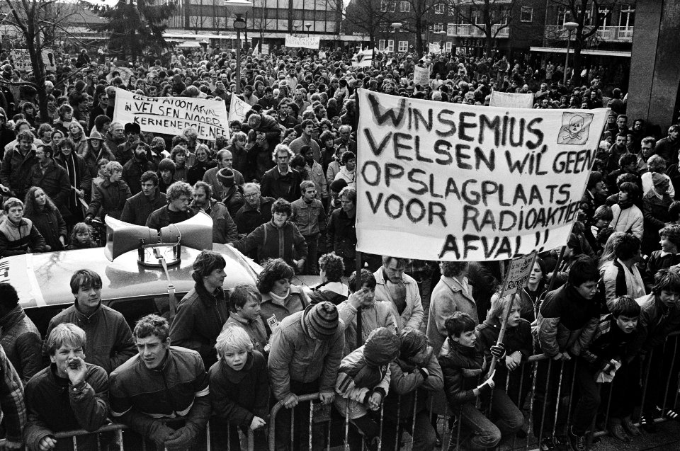 Demonstranten voor het stadhuis van Velsen, Bestanddeelnr 932-4345