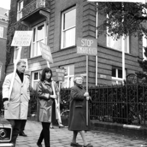 Demonstranten voor het Amerikaanse consulaat te Amsterdam (tegen politiek Vietna, Bestanddeelnr 918-2397