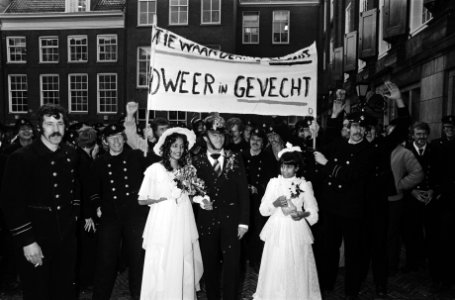 Demonstranten voor het Stadhuis met een bruidspaar en spandoeken ... Brandwe, Bestanddeelnr 930-5353