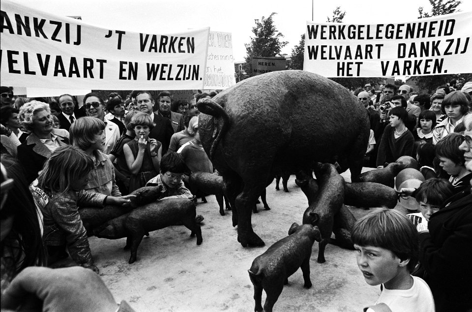 Demonstranten voor de varkenshouderij rond het monument met spandoeken, o.a. Da, Bestanddeelnr 930-3053