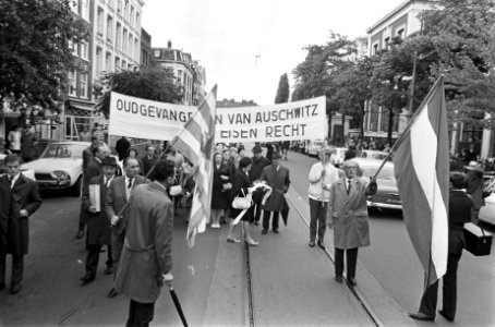 Demonstranten op weg naar het Waterlooplein te Amsterdam, Bestanddeelnr 919-6400