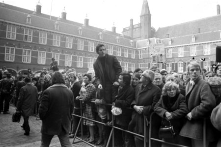 Demonstranten schreeuwen bij de aankomst van Biesheuvel, Bestanddeelnr 925-4204