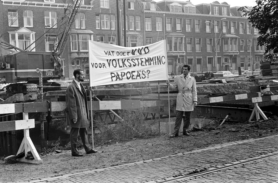 Demonstranten voor het partijgebouw van de ARP met een spandoek met het opschrif, Bestanddeelnr 919-6844