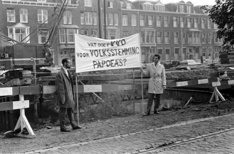 Demonstranten voor het partijgebouw van de ARP met een spandoek met het opschrif, Bestanddeelnr 919-6844