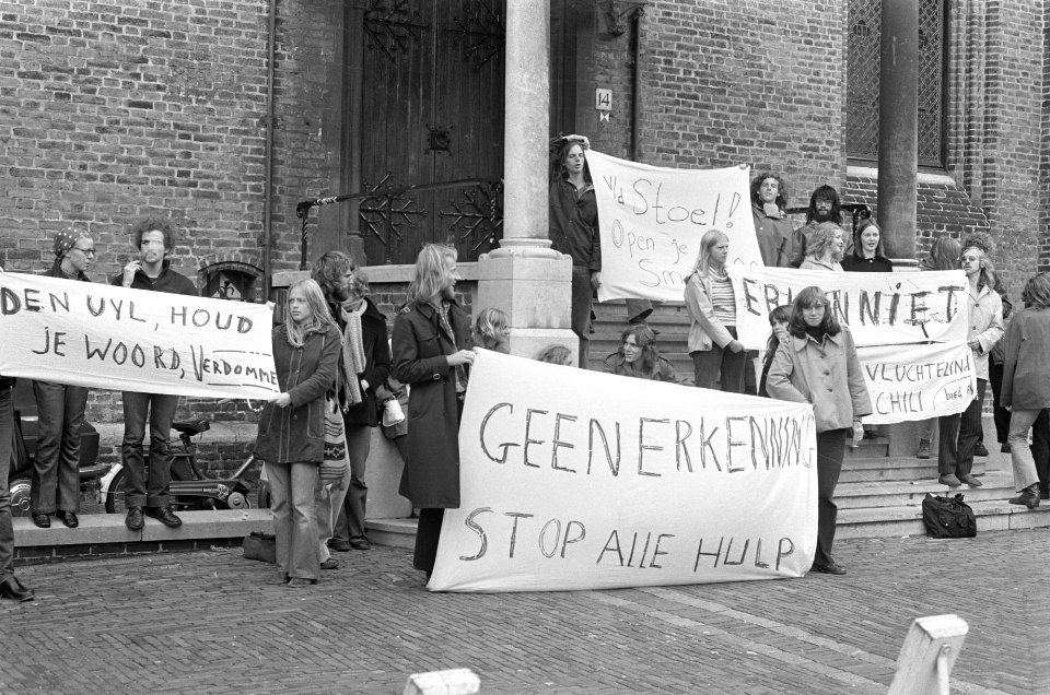 Demonstranten tegen erkenning van Chili op het Binnenhof, Bestanddeelnr 926-7413