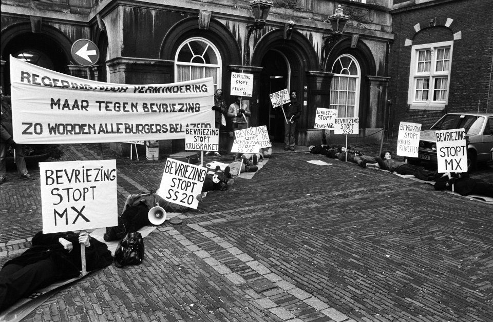Demonstranten vormen liggend een fuik naar de ingang van de Tweede Kamer, Bestanddeelnr 932-4301