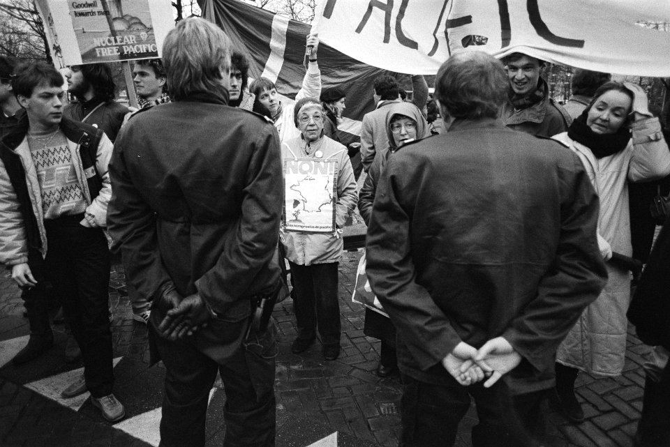 Demonstranten tegen atoommacht van Frankrijk op Museumplein, Bestanddeelnr 932-8585