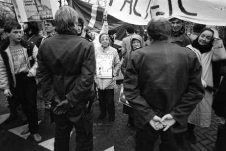 Demonstranten tegen atoommacht van Frankrijk op Museumplein, Bestanddeelnr 932-8585
