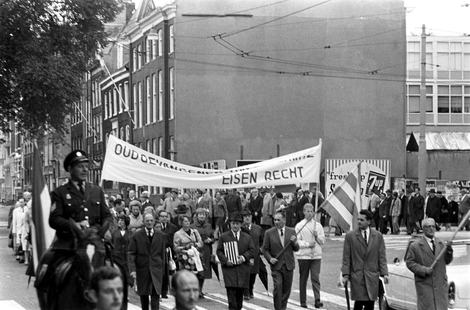 Demonstranten op weg naar het monument van de Dokwerker op het Jonas Daniël Mei…, Bestanddeelnr 919-6401