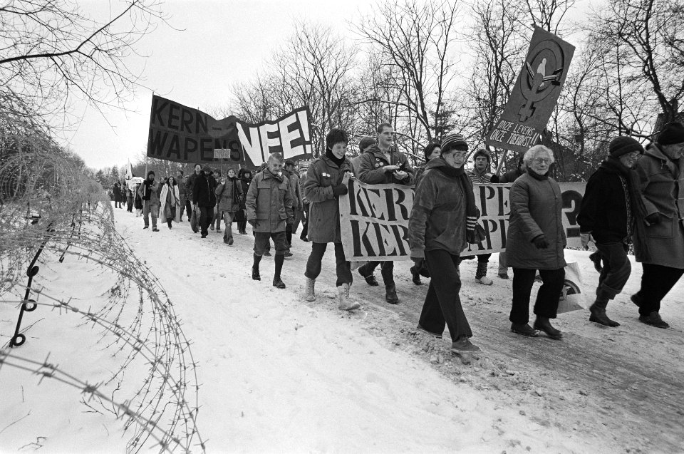 Demonstratie bij NAVO-basis Havelterberg tegen kernwapens en het gedwongen lopen, Bestanddeelnr 931-8817