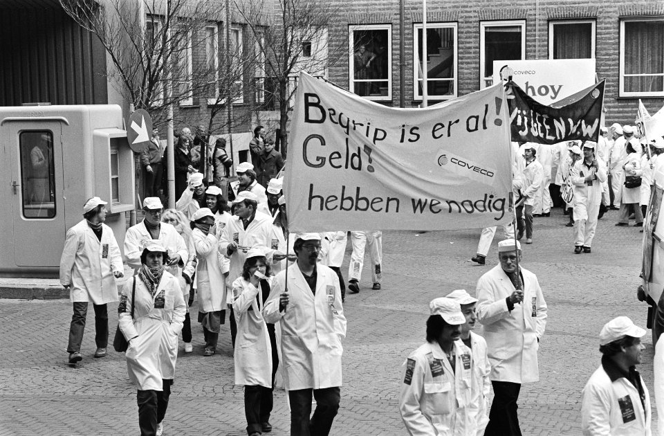 Demonstratie bij Ministerie van Landbouw door 400 werknemers van vleeswarenconcern Coveco tegen dreigende massa-ontslag, Bestanddeelnr 931-3551