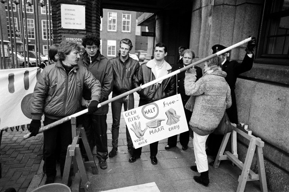 Demonstranten plaatsten een slagboompje bij de ingang en verzoeken ambtenaren ee, Bestanddeelnr 932-4761