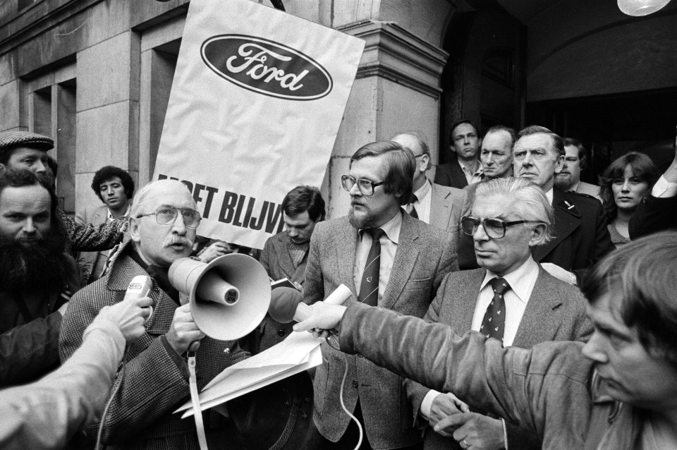 Demonstranten overhandigen burgemeester Polak en wethouder Heerma een petitie, Bestanddeelnr 931-2881