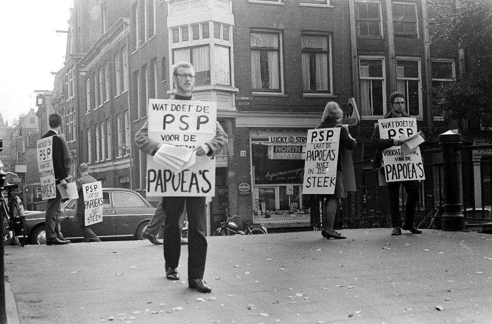 Demonstranten voor het partijgebouw van de PSP aan de Bloemgracht met spandoeke…, Bestanddeelnr 919-6845