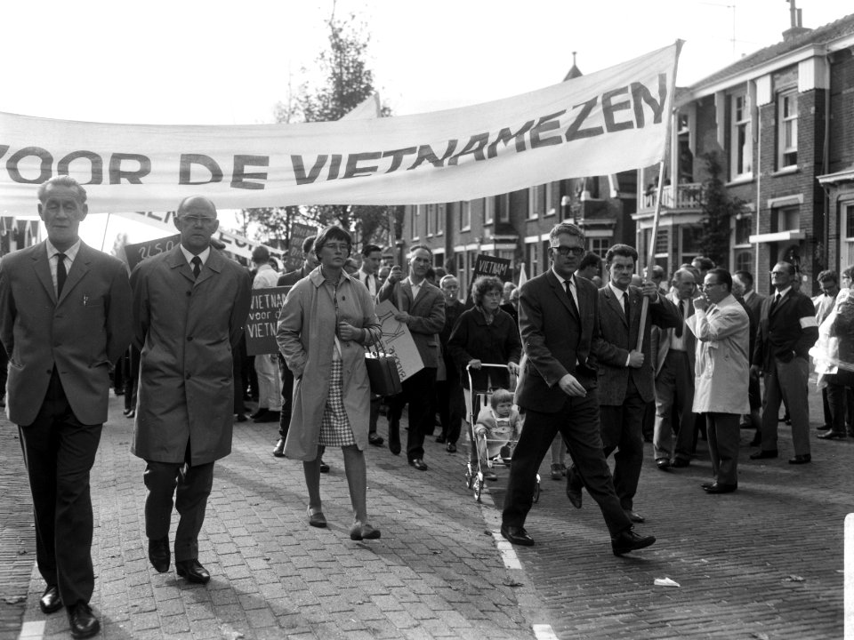 Demonstranten op weg naar het Amerikaans consulaat aan het Museumplein, Bestanddeelnr 919-6893