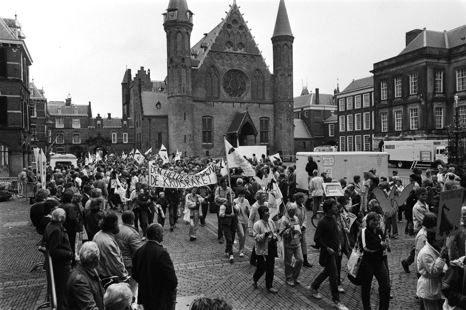 Demonstranten tegen kernwapens in Den Haag ivm debat in Tweede Kamer over kruisr, Bestanddeelnr 932-9989