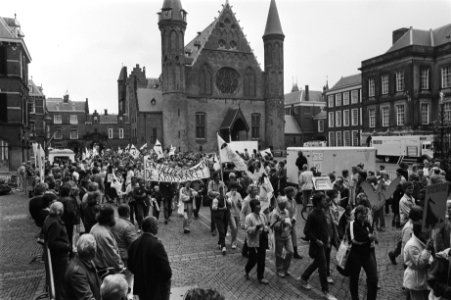 Demonstranten tegen kernwapens in Den Haag ivm debat in Tweede Kamer over kruisr, Bestanddeelnr 932-9989