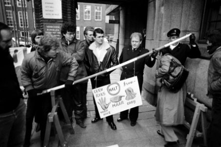 Demonstranten plaatsten een slagboompje bij de ingang en verzoeken ambtenaren ee, Bestanddeelnr 932-4760