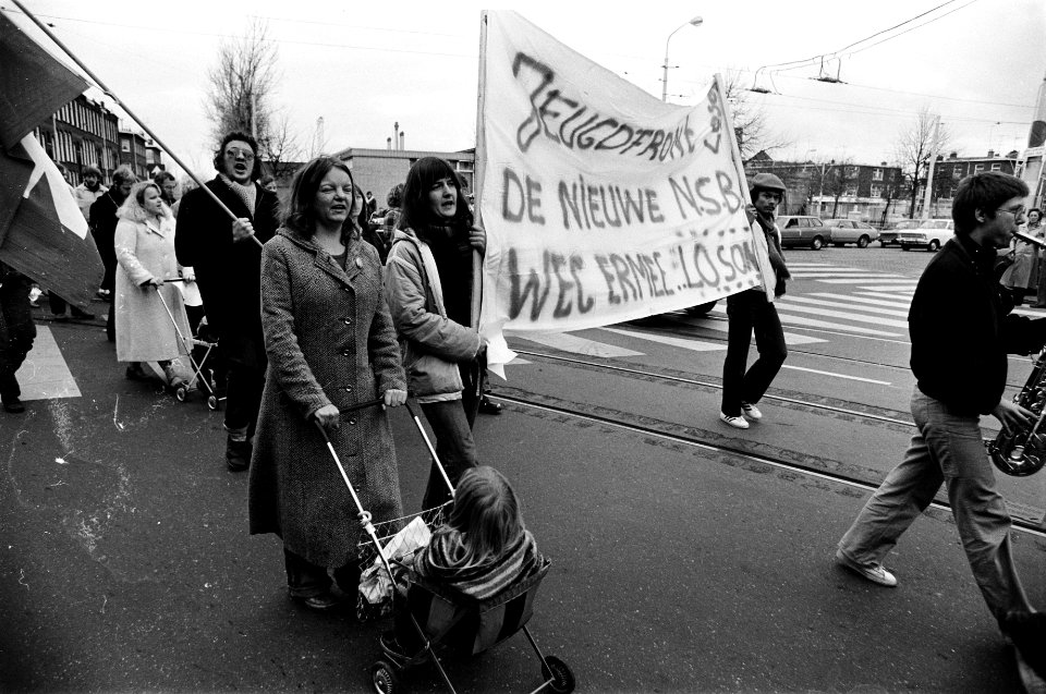 Demonstranten van LOSON, de Landelijke Organisatie van Surinamers in Nederland m, Bestanddeelnr 930-5670