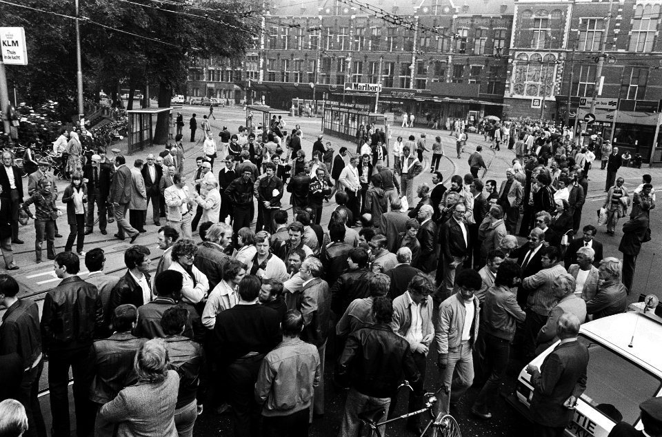 Demonstranten op het Stationsplein in Amsterdam, Bestanddeelnr 930-3191