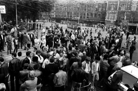 Demonstranten op het Stationsplein in Amsterdam, Bestanddeelnr 930-3191