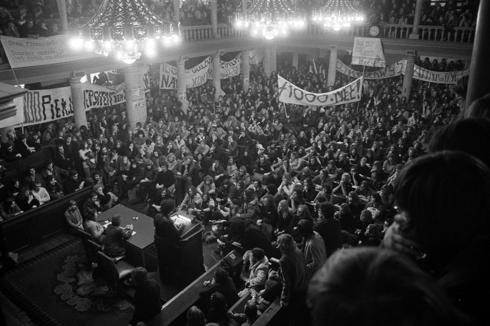 Demonstranten van Universiteiten Amsterdam tegen onderwijsbeleid regering, Amste, Bestanddeelnr 925-1895