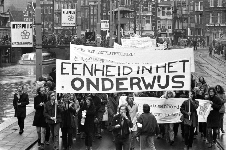 Demonstranten van Universiteiten Amsterdam tegen onderwijsbeleid regering, Amste, Bestanddeelnr 925-1890