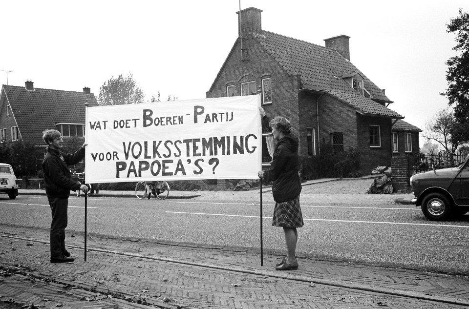 Demonstranten voor het huis van boer Koekkoek van de Boerenpartij met een spand…, Bestanddeelnr 919-6848