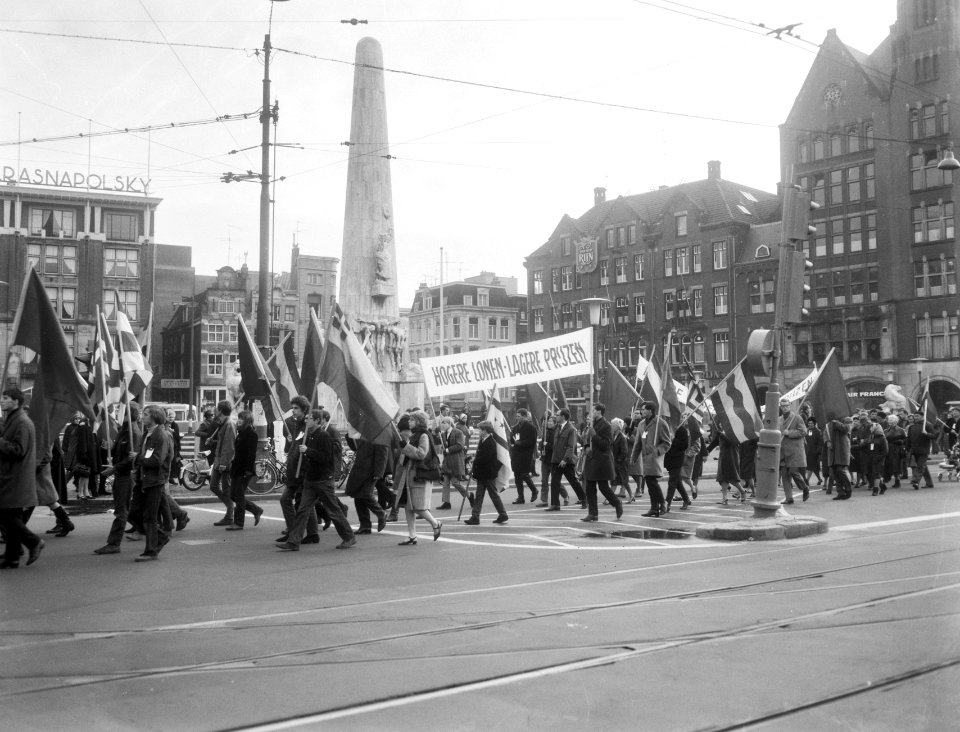 Demonstranten vormen een lange stoet op de Dam, Bestanddeelnr 919-8209