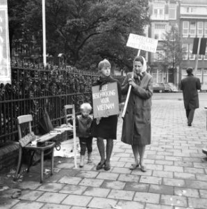 Demonstranten voor het Amerikaanse consulaat te Amsterdam (tegen politiek Vietna, Bestanddeelnr 918-2399