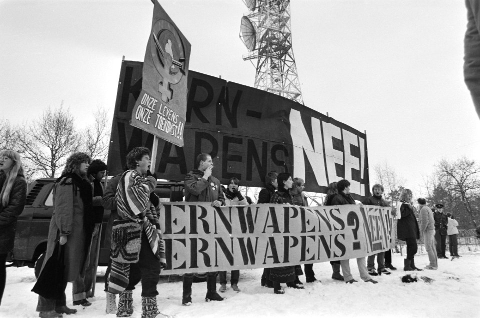 Demonstratie bij NAVO-basis Havelterberg tegen kernwapens en het gedwongen lopen, Bestanddeelnr 931-8811