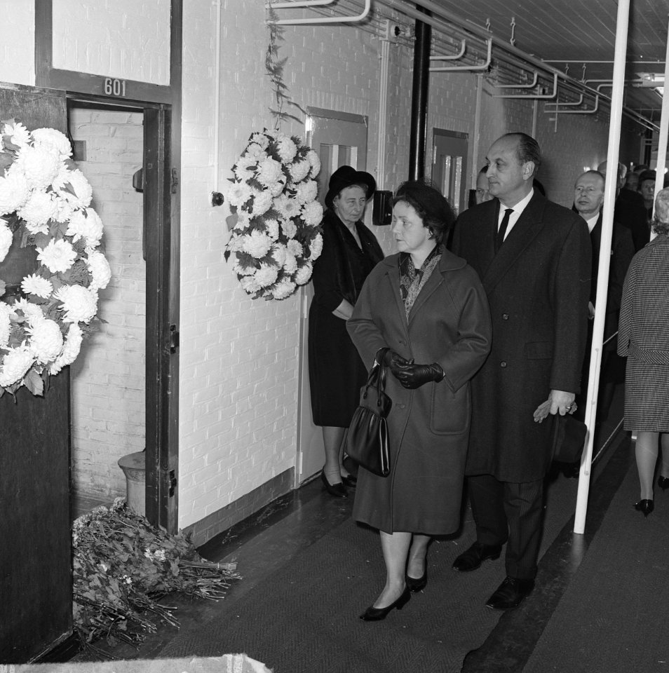 Defile bij dodencel 601 te Scheveningen Minister Toxopeus, Bestanddeelnr 915-6469