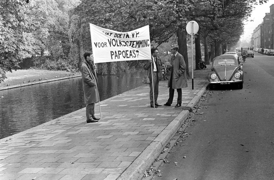 Demonstranten voor het partijgebouw van de ARP met een spandoek met het opschrif, Bestanddeelnr 919-6843