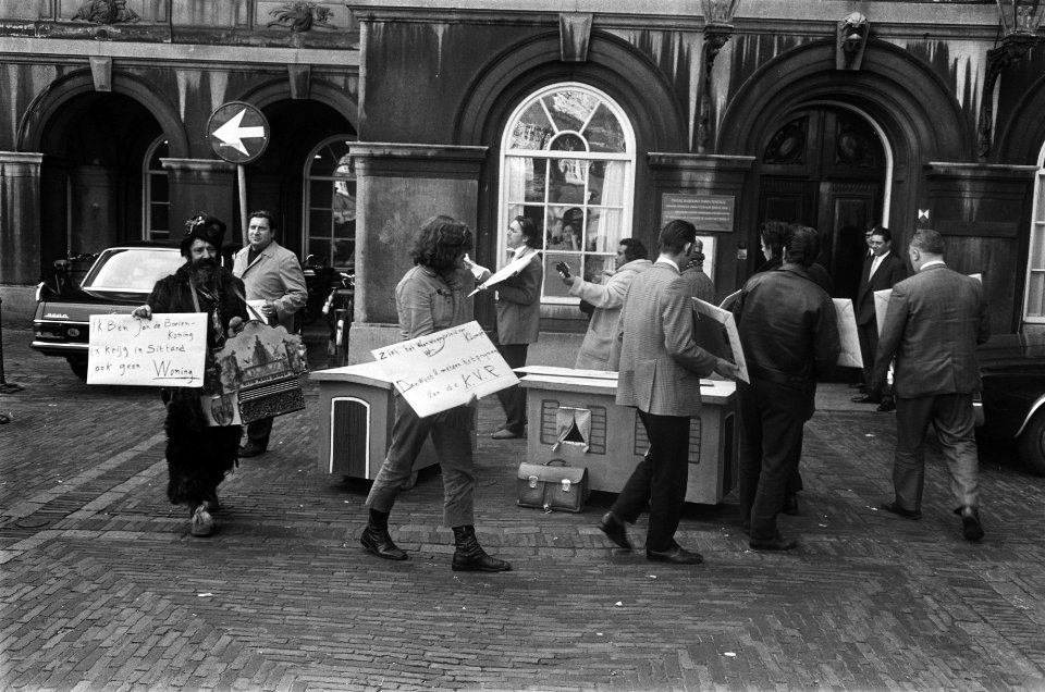Demonstranten protesteren met kartonnen mini-woonwagens en borden, Bestanddeelnr 924-3576
