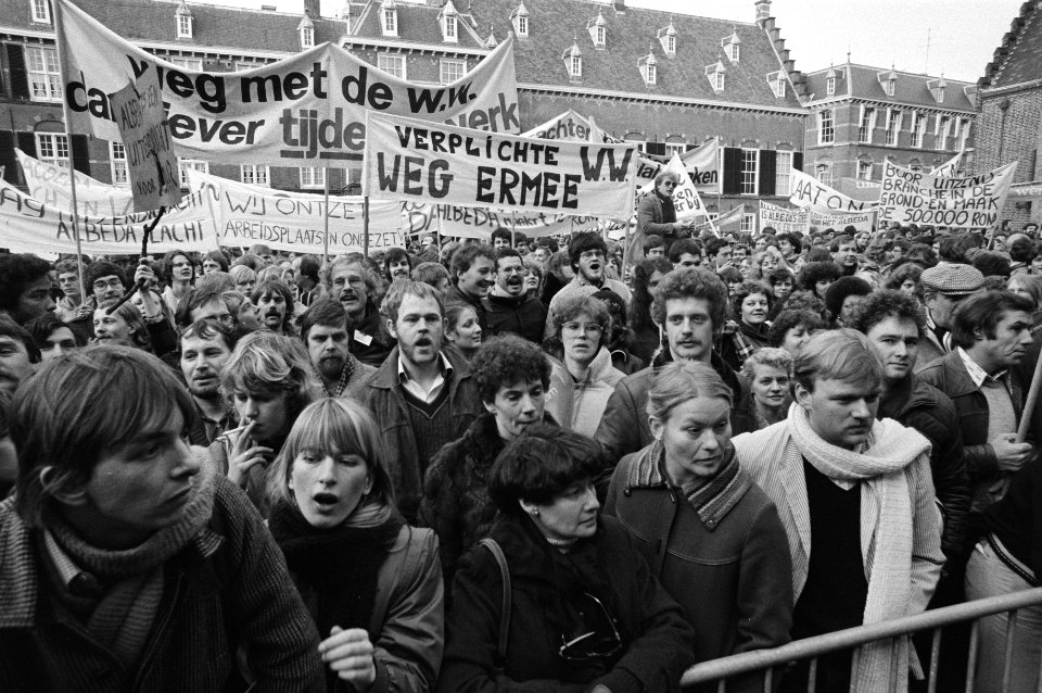 Demonstranten op het binnenhof, Bestanddeelnr 931-2730