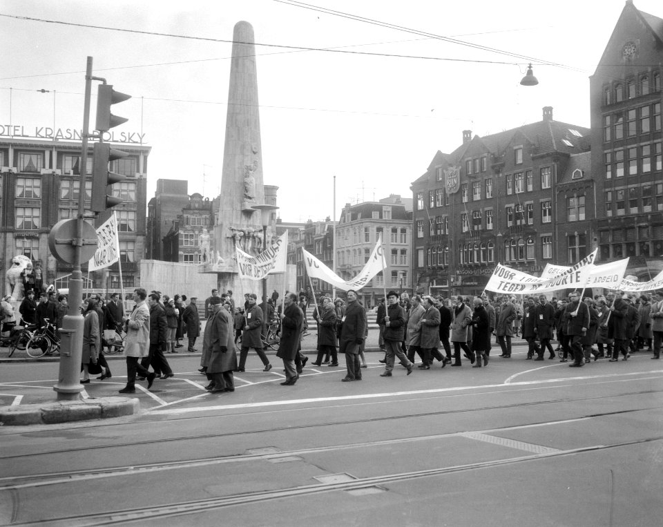 Demonstranten vormen een lange stoet op de Dam, Bestanddeelnr 919-8211
