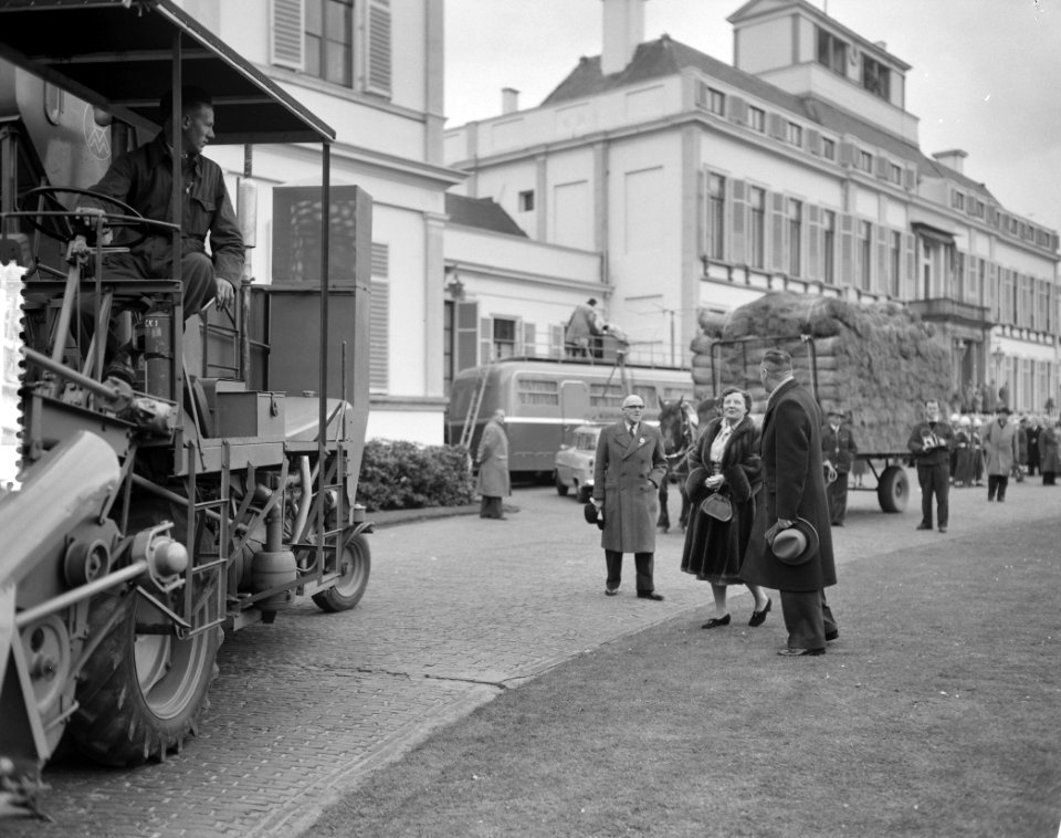 Defilé langs paleis Soestdijk ter gelegenheid van de verjaardag van koningin Jul, Bestanddeelnr 907-7274