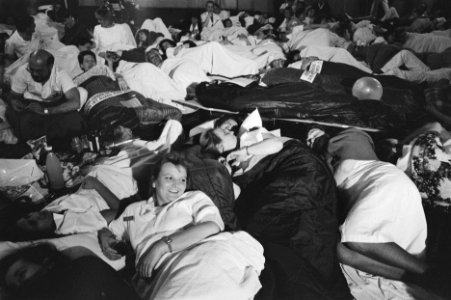 Demonstranten tijdens een sleep-in in het Amsterdams Medisch Centrum, Bestanddeelnr 934-4217