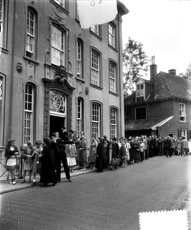 Defile Amersfoort langs baar Kardinaal De Jong , belangstellenden in de rij aan , Bestanddeelnr 907-3197
