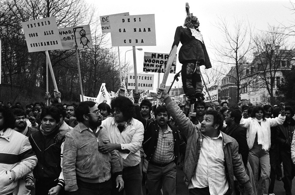 Demonstranten op weg naar ambassade, Bestanddeelnr 932-4357