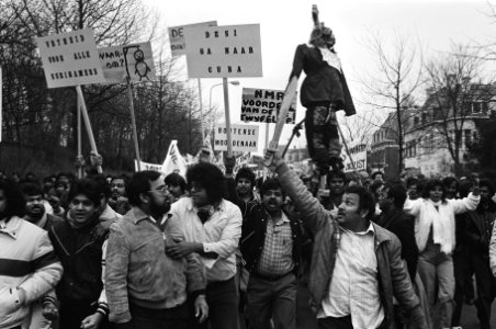 Demonstranten op weg naar ambassade, Bestanddeelnr 932-4357