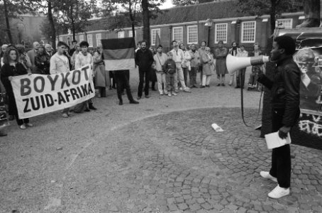 Demonstratie bij Dokwerker in Amsterdam tegen voorgenomen executie drie ANC lede, Bestanddeelnr 933-7513