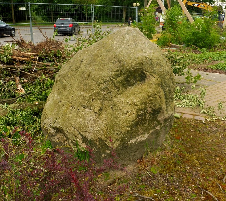 Delbrück - Findling am Hallenbad