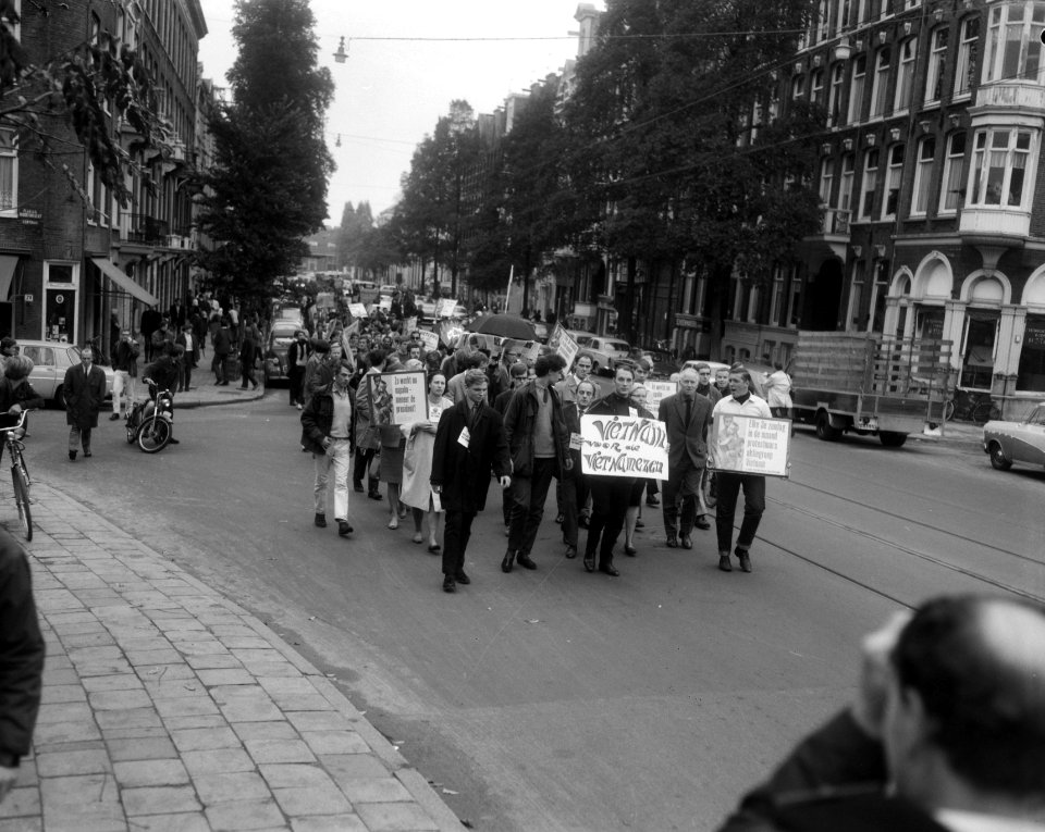 Demonstranten op weg naar het Amerikaans consulaat aan het Museumplein, Bestanddeelnr 919-6883
