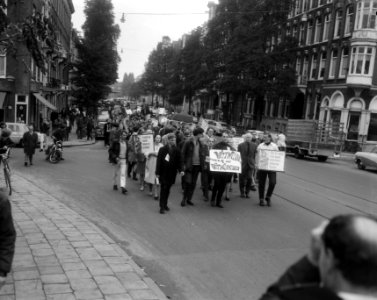 Demonstranten op weg naar het Amerikaans consulaat aan het Museumplein, Bestanddeelnr 919-6883